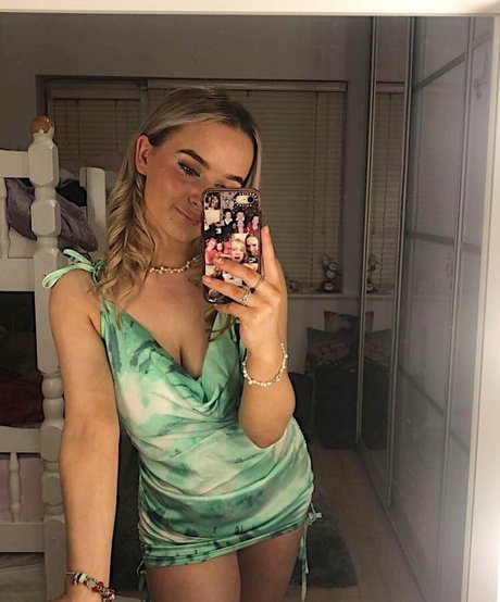 Aiobhin model naked photo