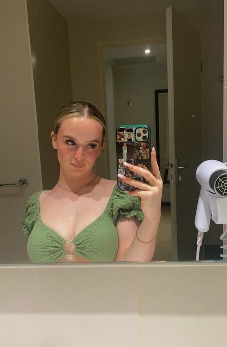 Aiobhin adult model photo