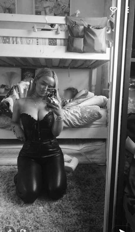 Aiobhin naked model picture