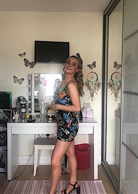 Aiobhin model naked pic