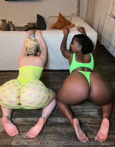 shebetripn model sexy archive