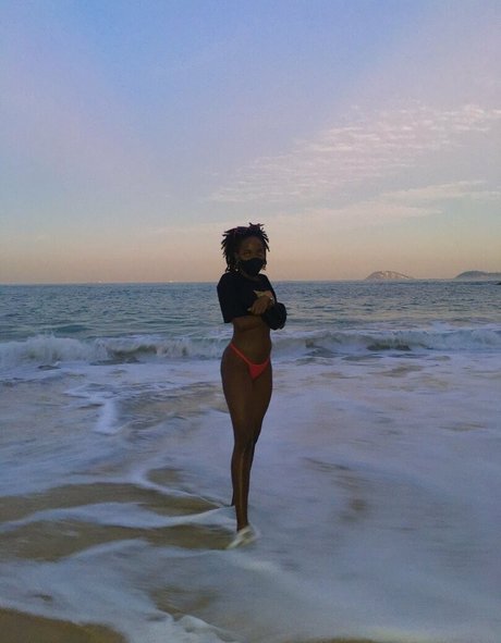 Clara Moneke star art images