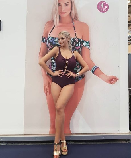 Andreea Ungur model art pic