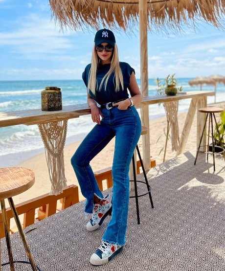 Andreea Ungur nude model picture