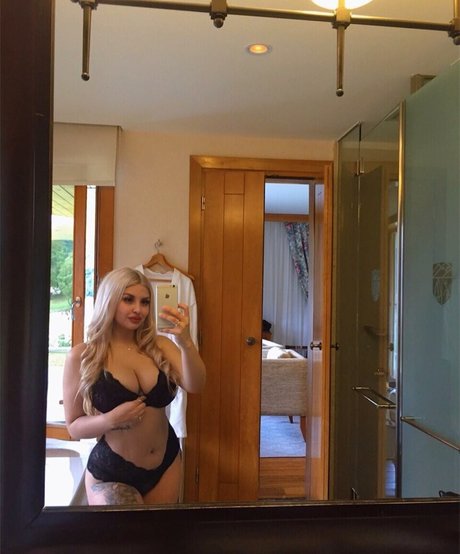 Lolaa leiva model free picture