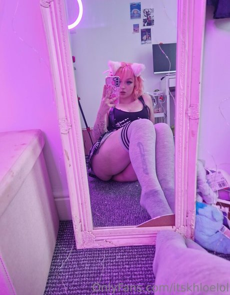 itskhloelol art model picture