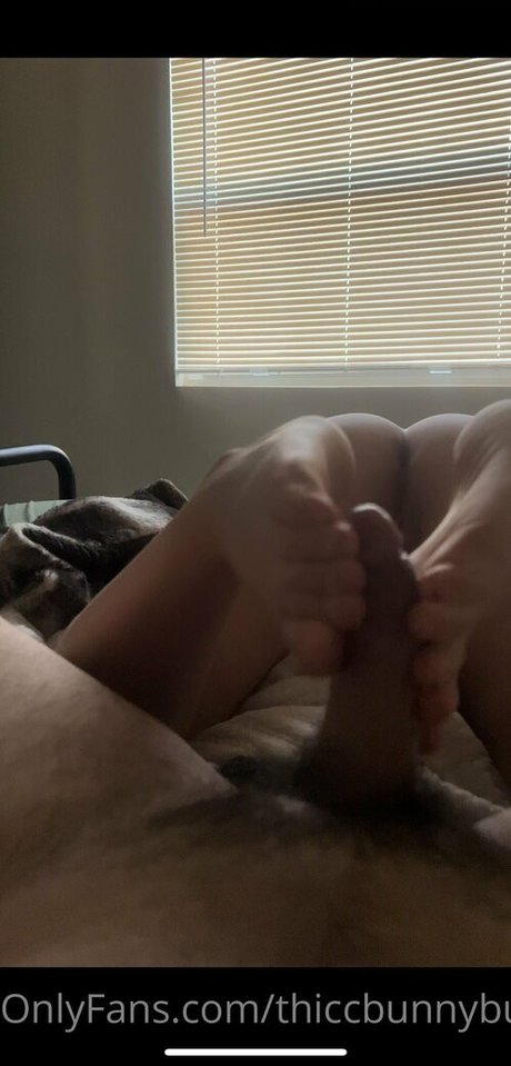 thiccbunnybunz erotic model image