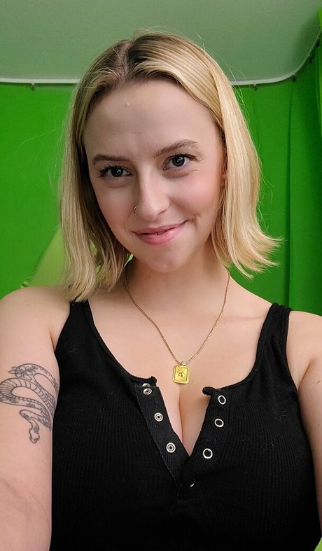 molleyhoney pornographic actress img