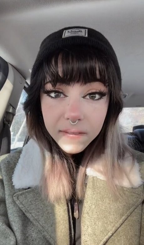 OkayGnomie model hd picture