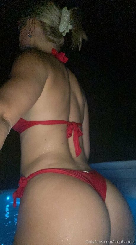 Stephaness art model pic