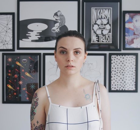 Emma Blackery top model pic