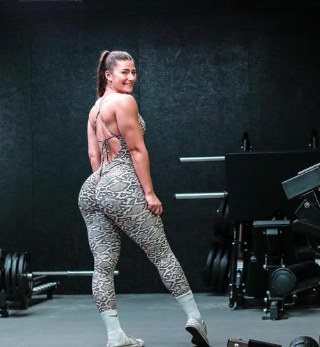 Leonie K star top pic