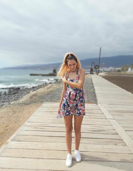 Annemanifique model pretty photos