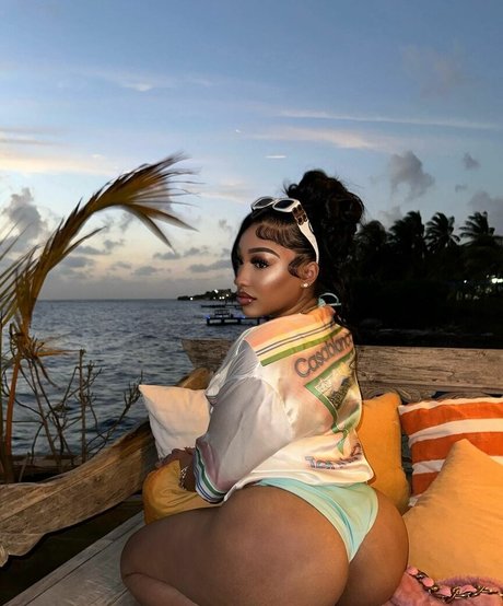 Ella Bandz pretty model picture