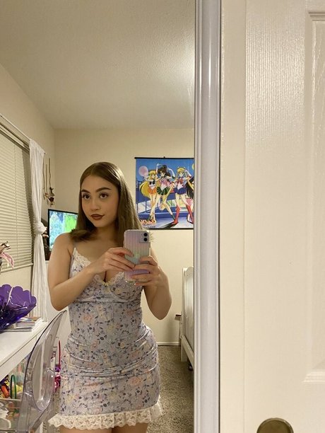 prettiestpics model top img