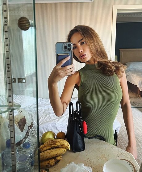 Sasha Shenderey pretty actress pic