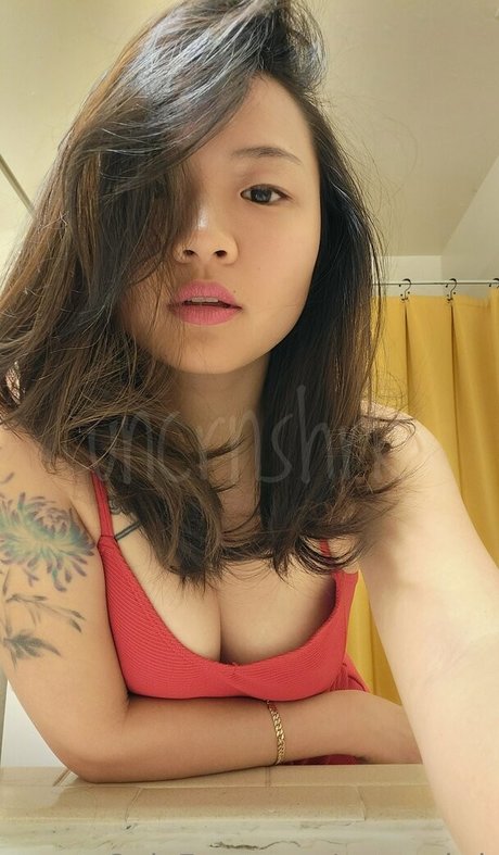 Uncrnshrk model nude images