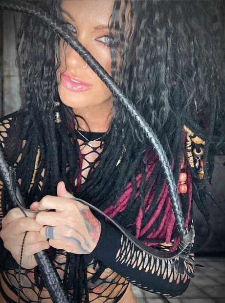 immistressraven adult model image