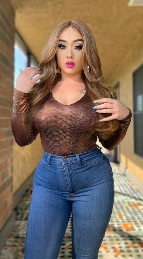 Roxy Bugatti exclusive model pic