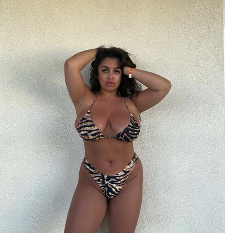 Nikiamarshalll model sex picture