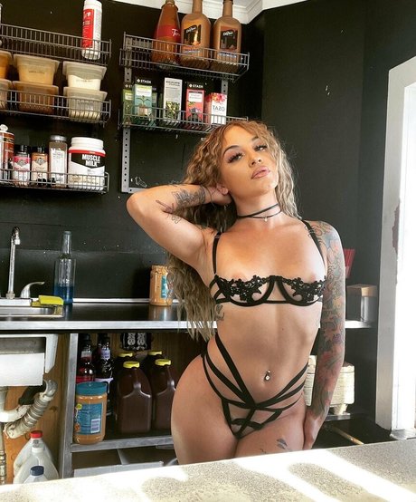 Sally Villagomez pretty model pics