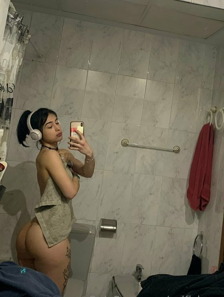 selfishara model pornographic pic