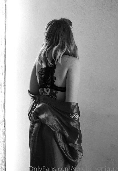 goldiemonique hot model picture