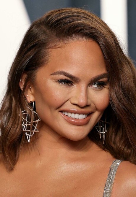 Chrissy Teigen hot model photo