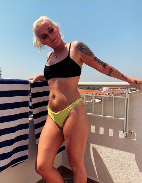 izzy 2505 nude pornstar pictures