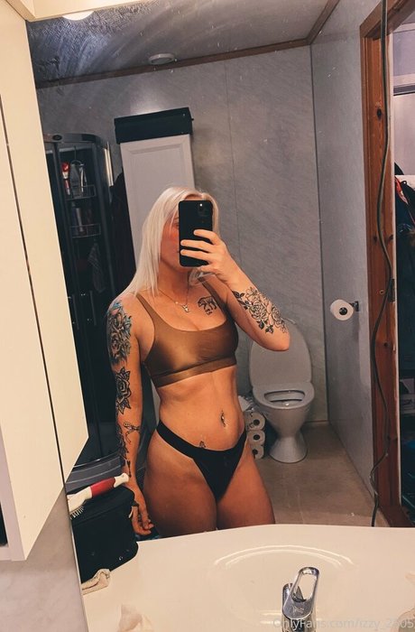 izzy 2505 pornstar beautiful pics