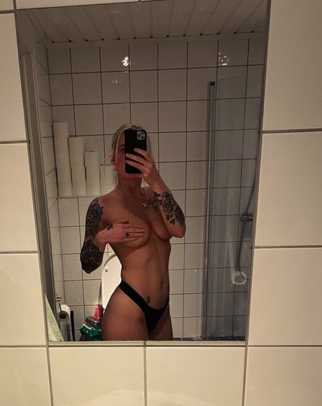 izzy 2505 model naked img