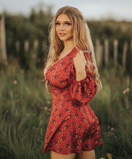 Lucy May Dawson top star photo