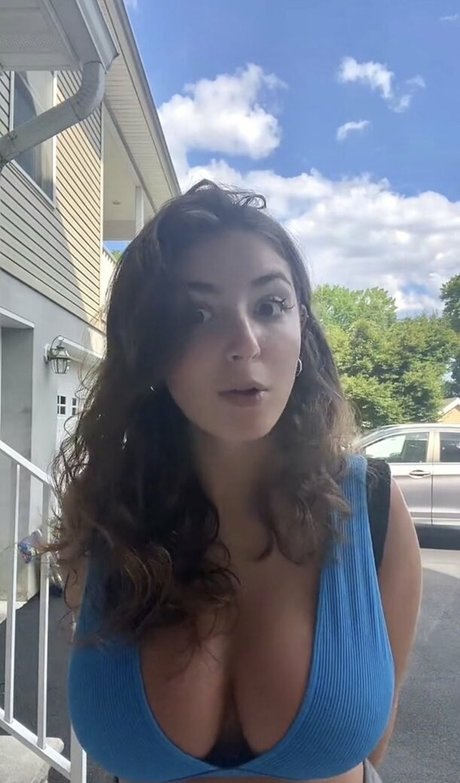 BustyBri model top image