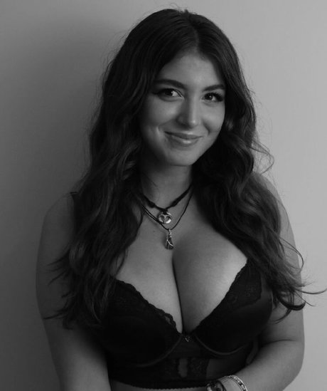 BustyBri pretty model archive