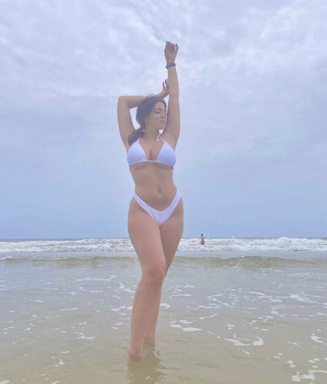 BustyBri hd model gallery