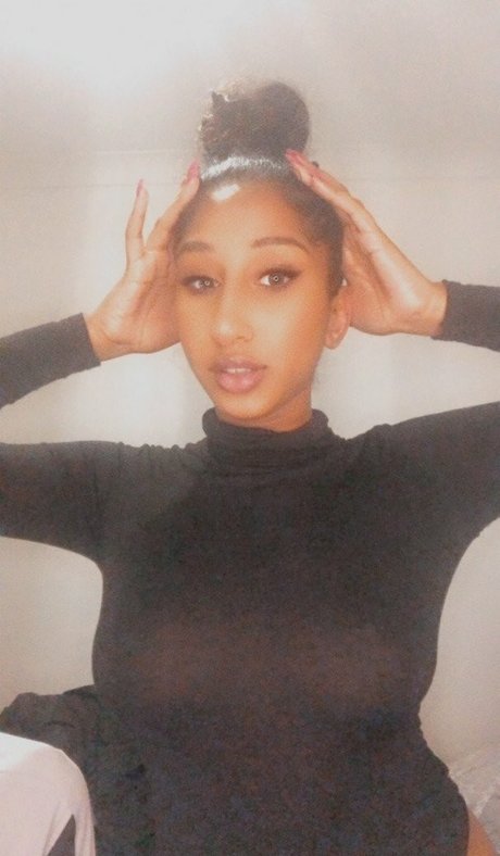 SannaTwinkle model beautiful img