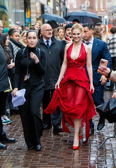 Virginia Gardner nude star pic