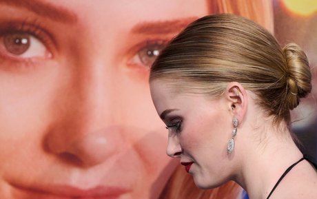 Virginia Gardner naked model picture