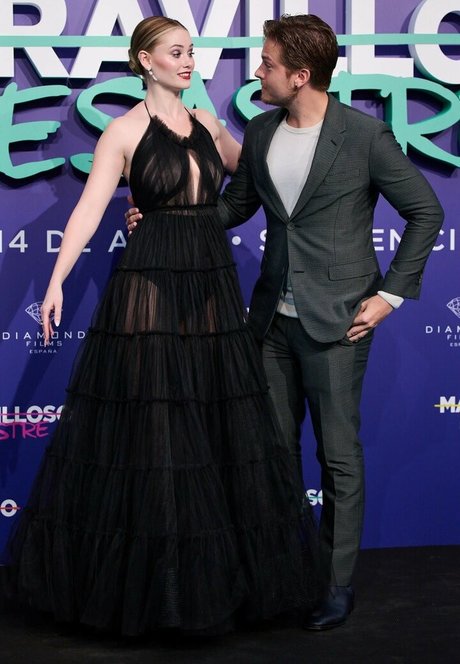 Virginia Gardner nude model img