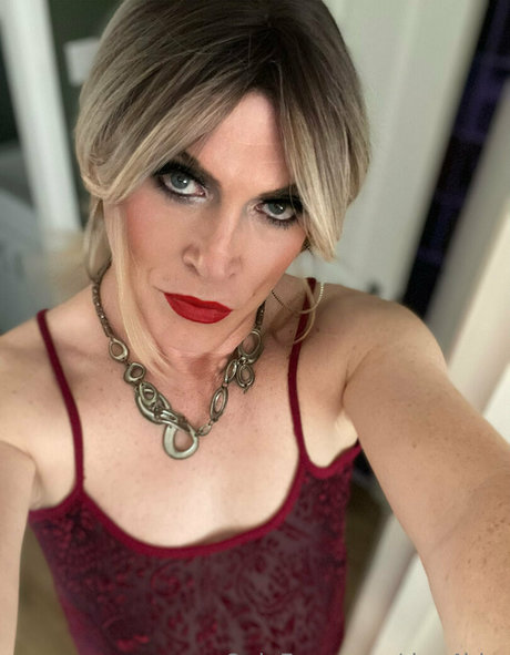 dee4bbc naked model photo