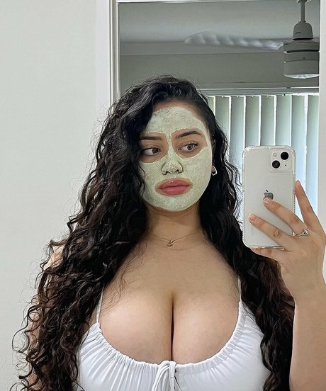 Carragh star hot images