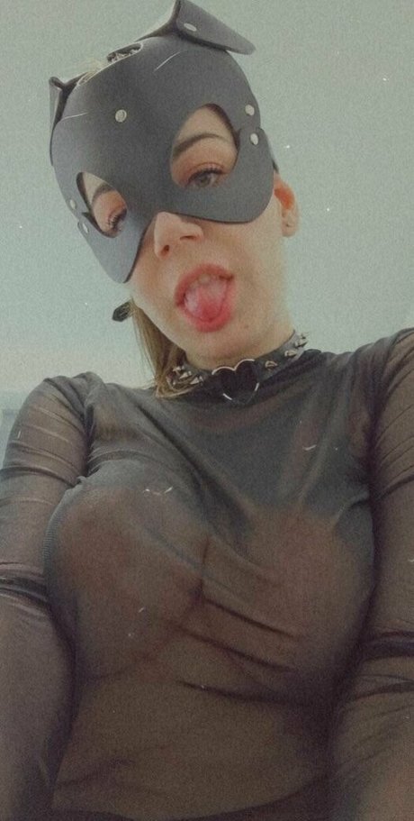 momsaysitsokey model top picture