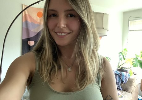 BlowMeNaomi erotic star photo