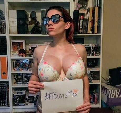 Busty Magazine beautiful star img