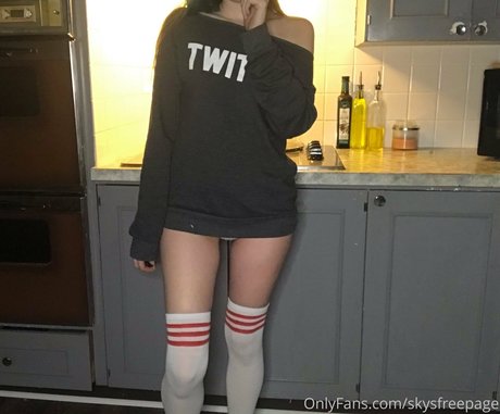 skysfreepage xxx model pictures