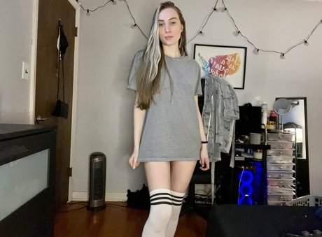 skysfreepage model erotic picture