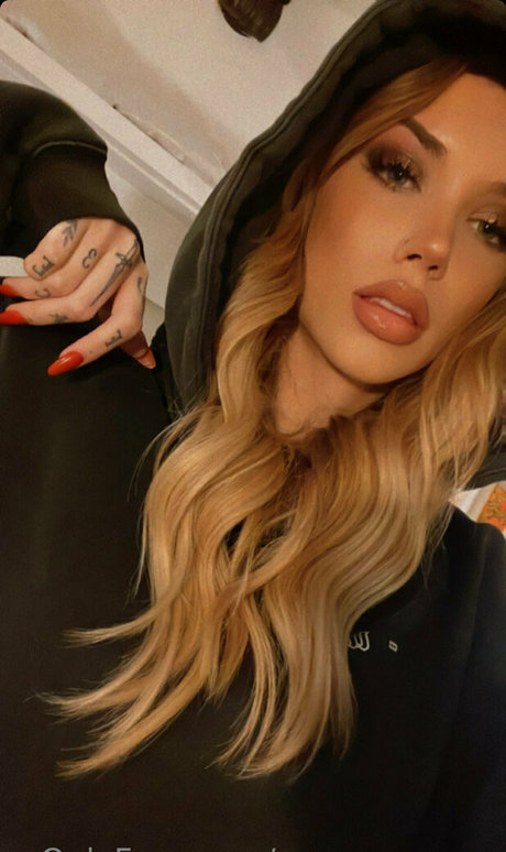 saramascarax pornographic star pic