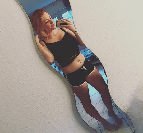 Sarah Neuhaus nice star pic