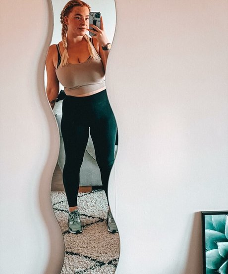 Sarah Neuhaus model top gallery