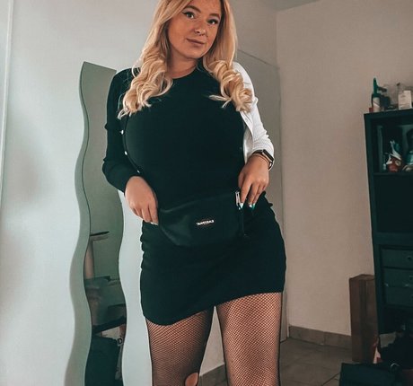 Sarah Neuhaus pornographic model pics